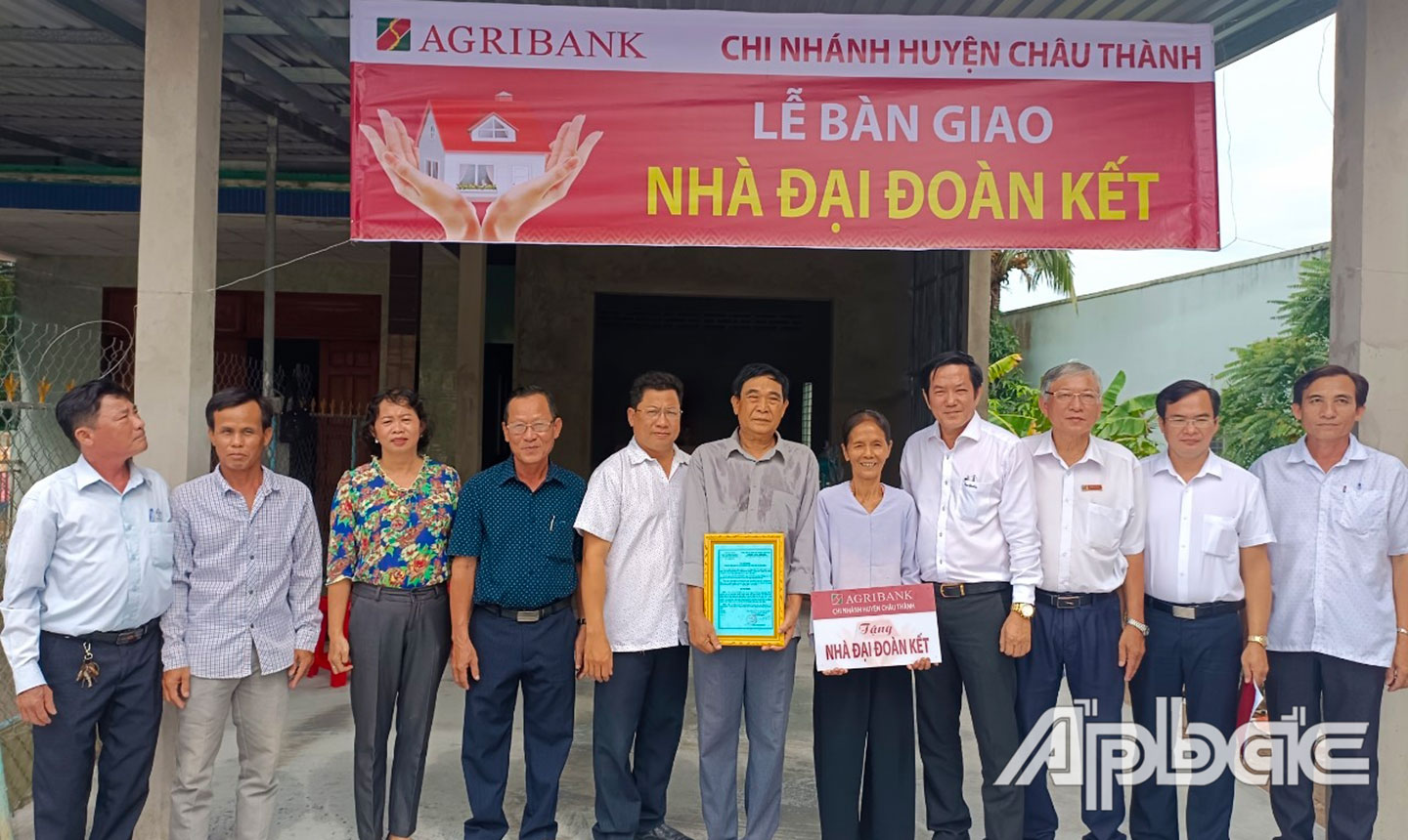 Căn thứ 2 trao cho hộ ông Lê Văn Tý, ngụ ấp Tây, xã Nhị Bình.
