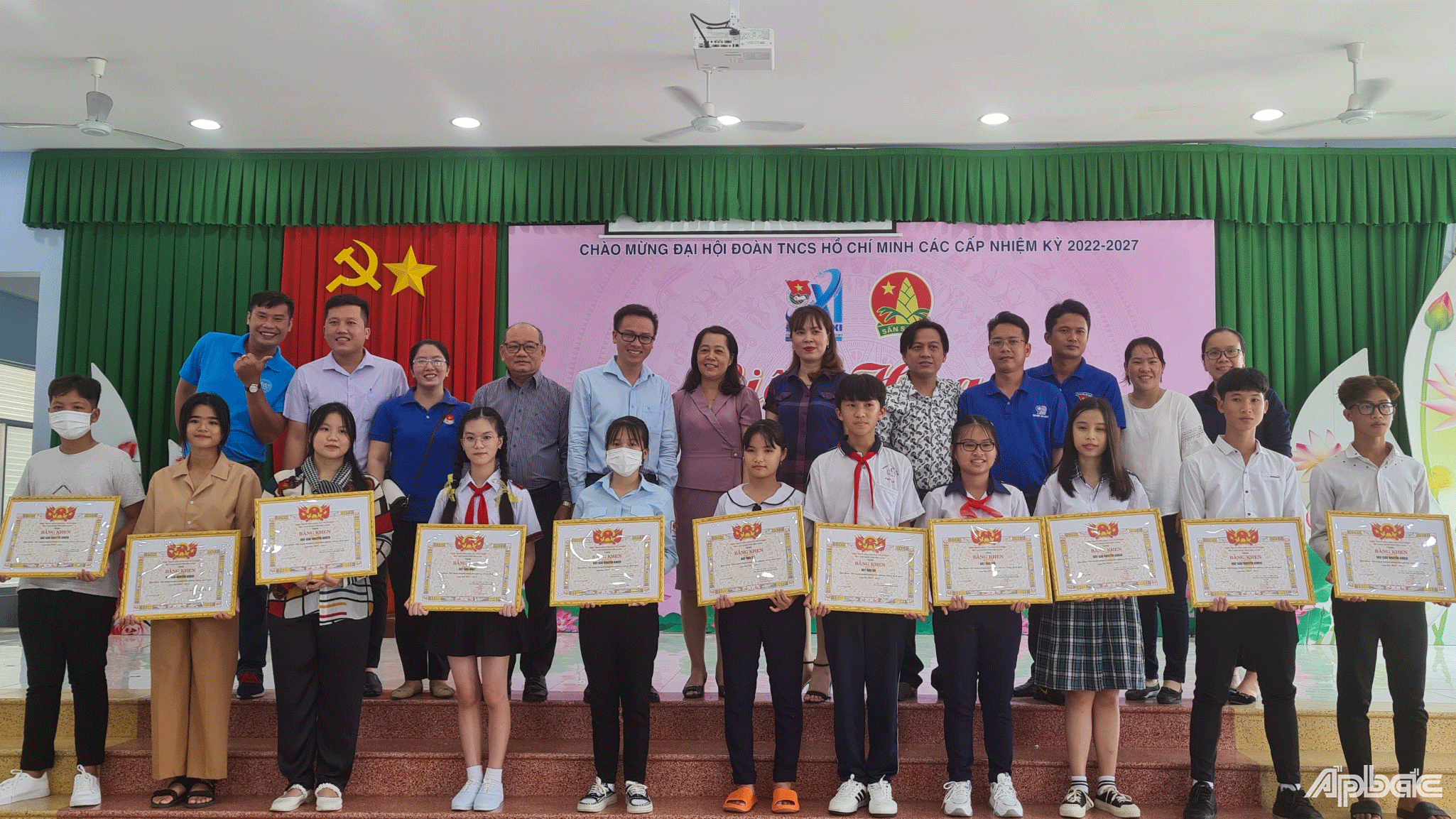 Ban tổ chức trao giải cho các đơn vị tham gia Liên hoan