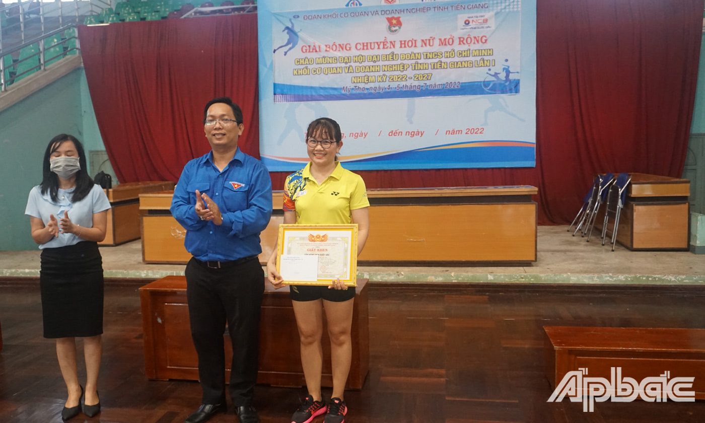 Ban Tổ chức trao giải cho VĐV xuất sắc nhất giải