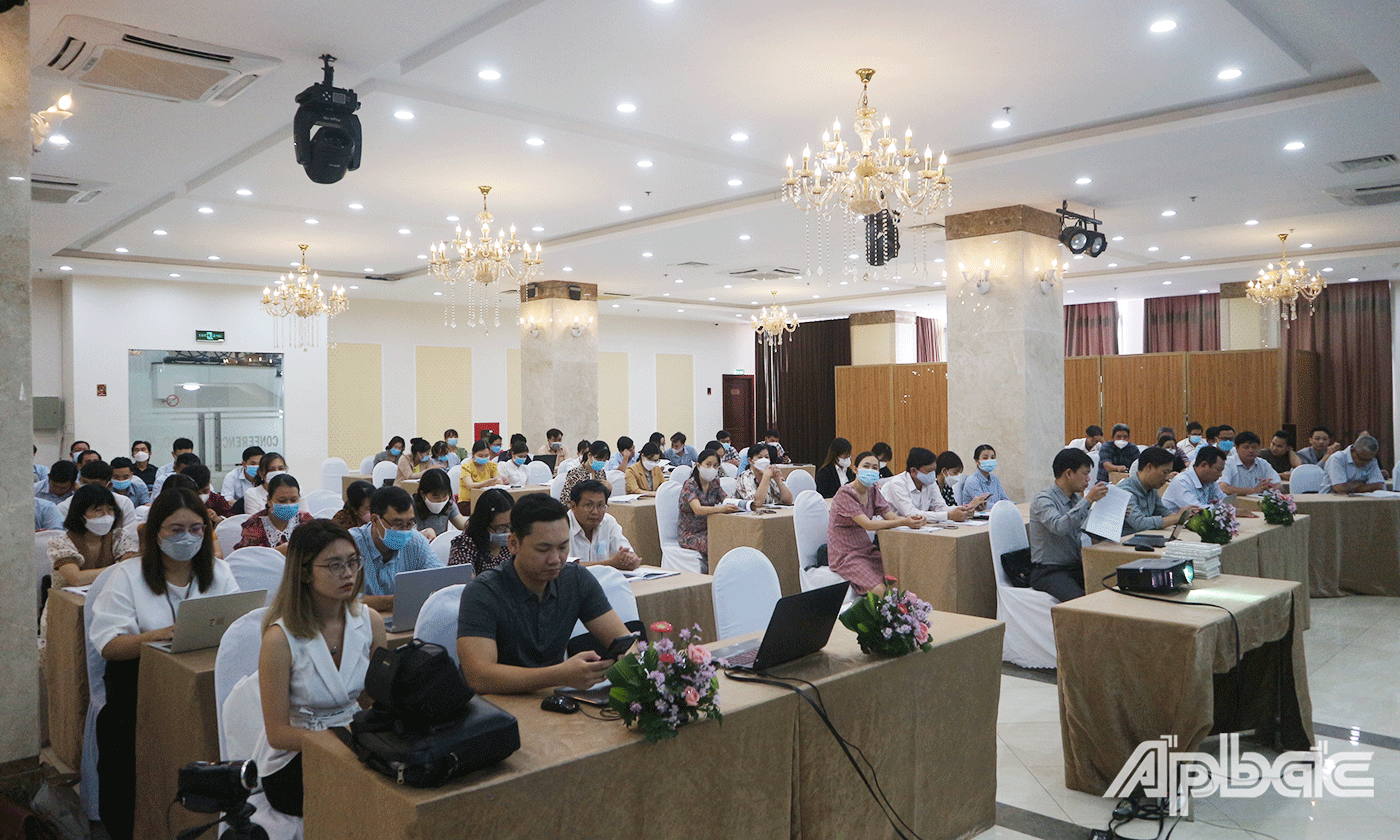 cán bộ quản lý nhà nước, các doanh nghiệp, hợp tác xã trên địa bàn tỉnh Tiền Giang tham gia lớp tập huấn