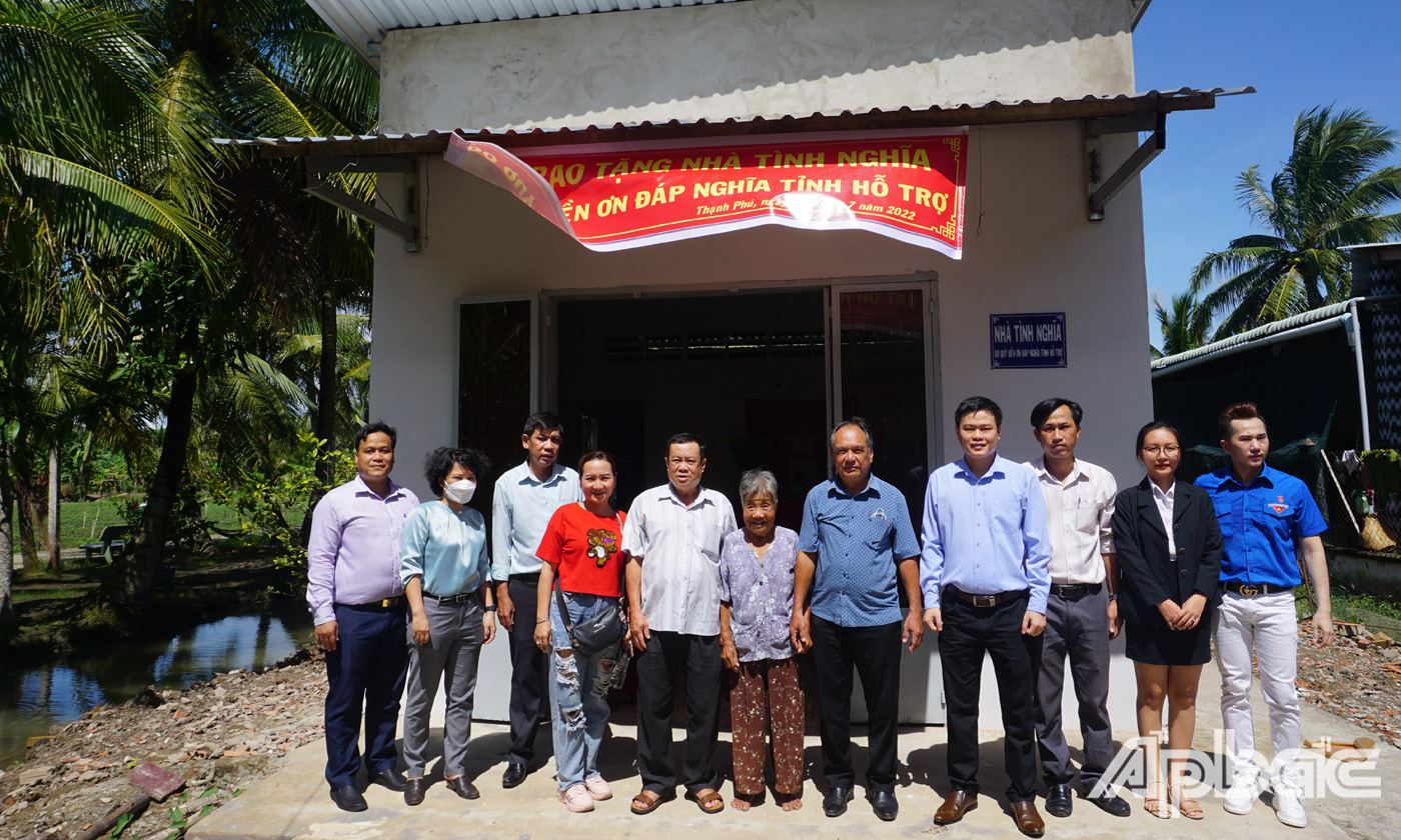 Bàn giao nhà cho gia đình bà Võ Thị Của (vợ liệt sĩ Nguyễn Văn Dưỡng), xã Thạnh Phú, huyện Châu Thành.