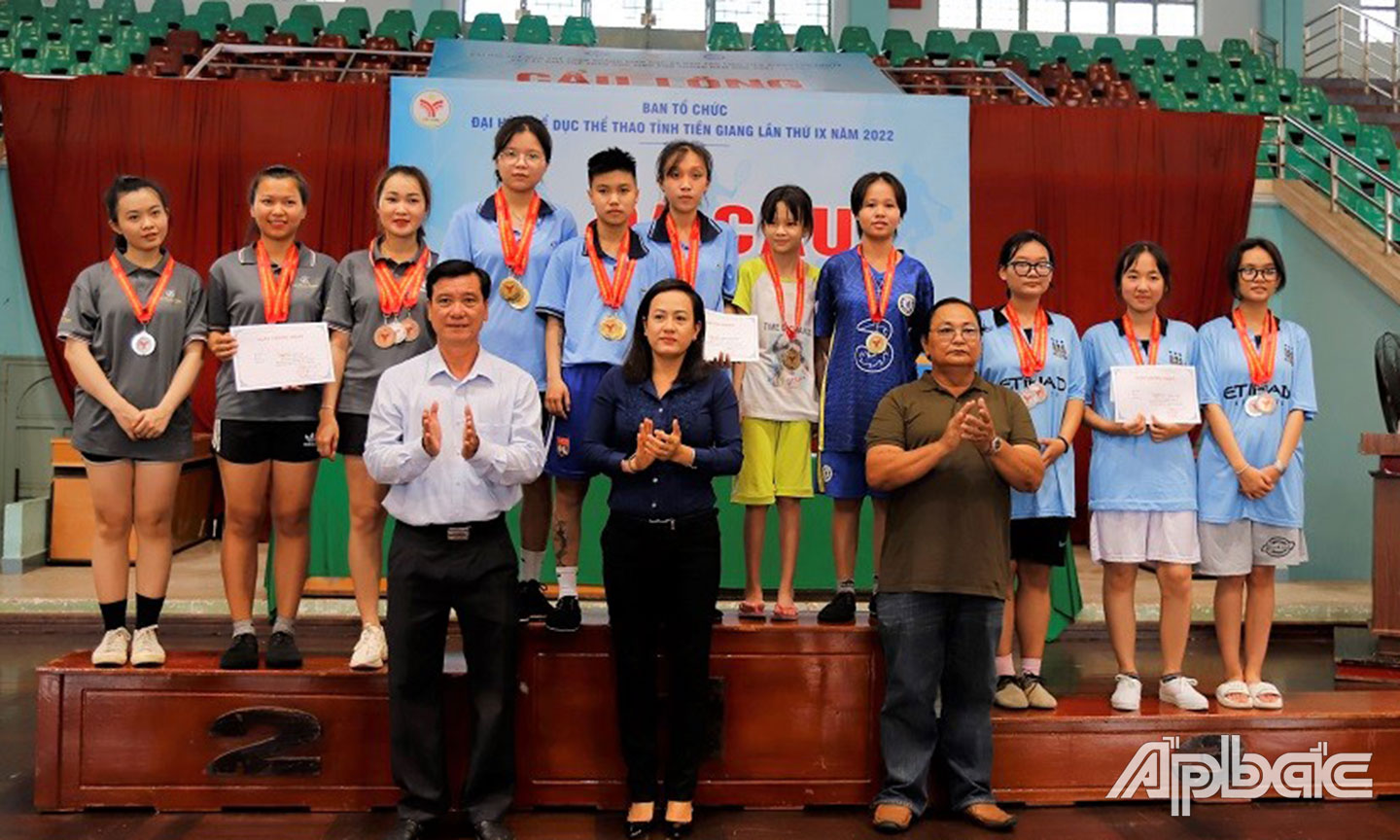 Trao giải đồng đội nữ