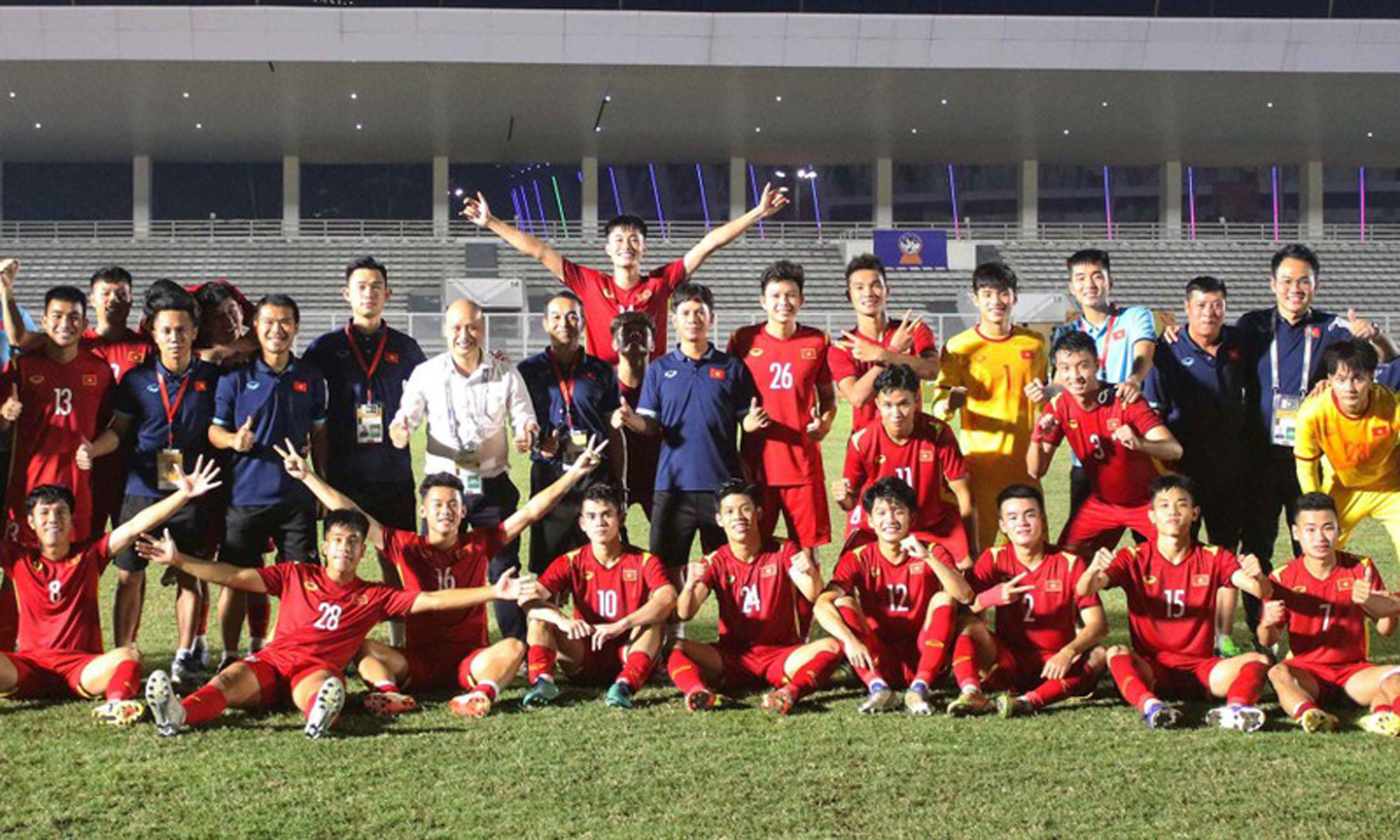 Đội tuyển U19 Việt Nam ăn mừng sau khi giành vé vào bán kết. (Ảnh: VFF)