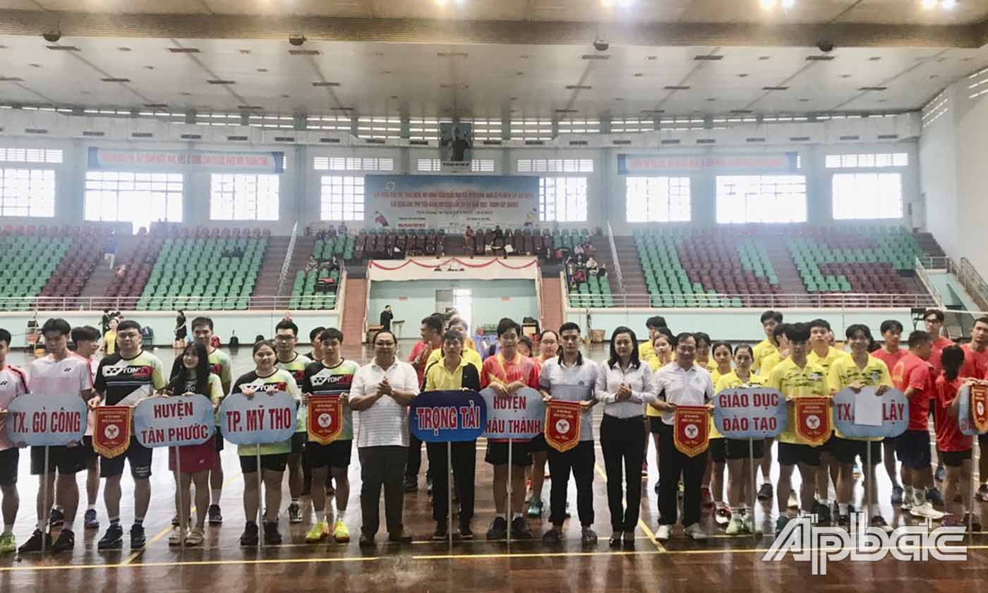 Ban tổ chức trao cờ lưu niệm cho các đơn vị tham dự giải đấu.