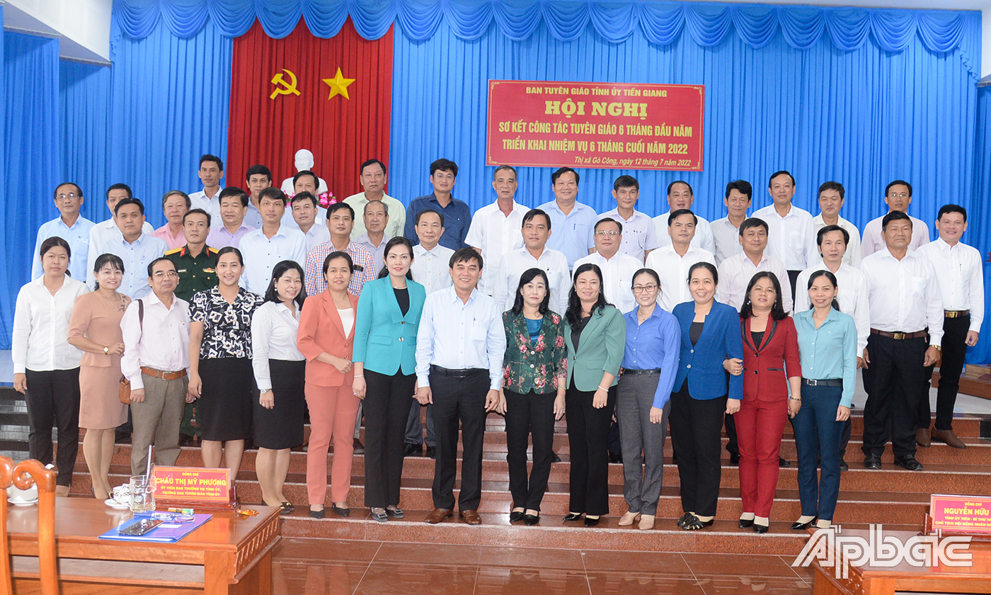 Đại biểu chụp ảnh lưu niệm.