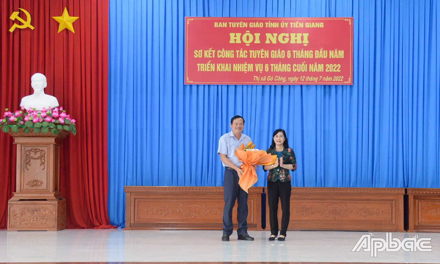 Đồng chí Châu Thị Mỹ Phương tặng hoa chúc mừng đồng chí Nguyễn Hữu Lợi trúng cử chức vụ Phó Chủ tịch HĐND tỉnh, khóa X, nhiệm kỳ 2021 - 2026.