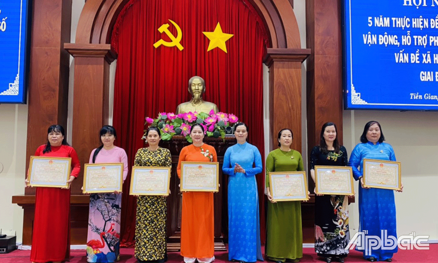 Khen thưởng các tập thể, cá nhân đạt thành tích.