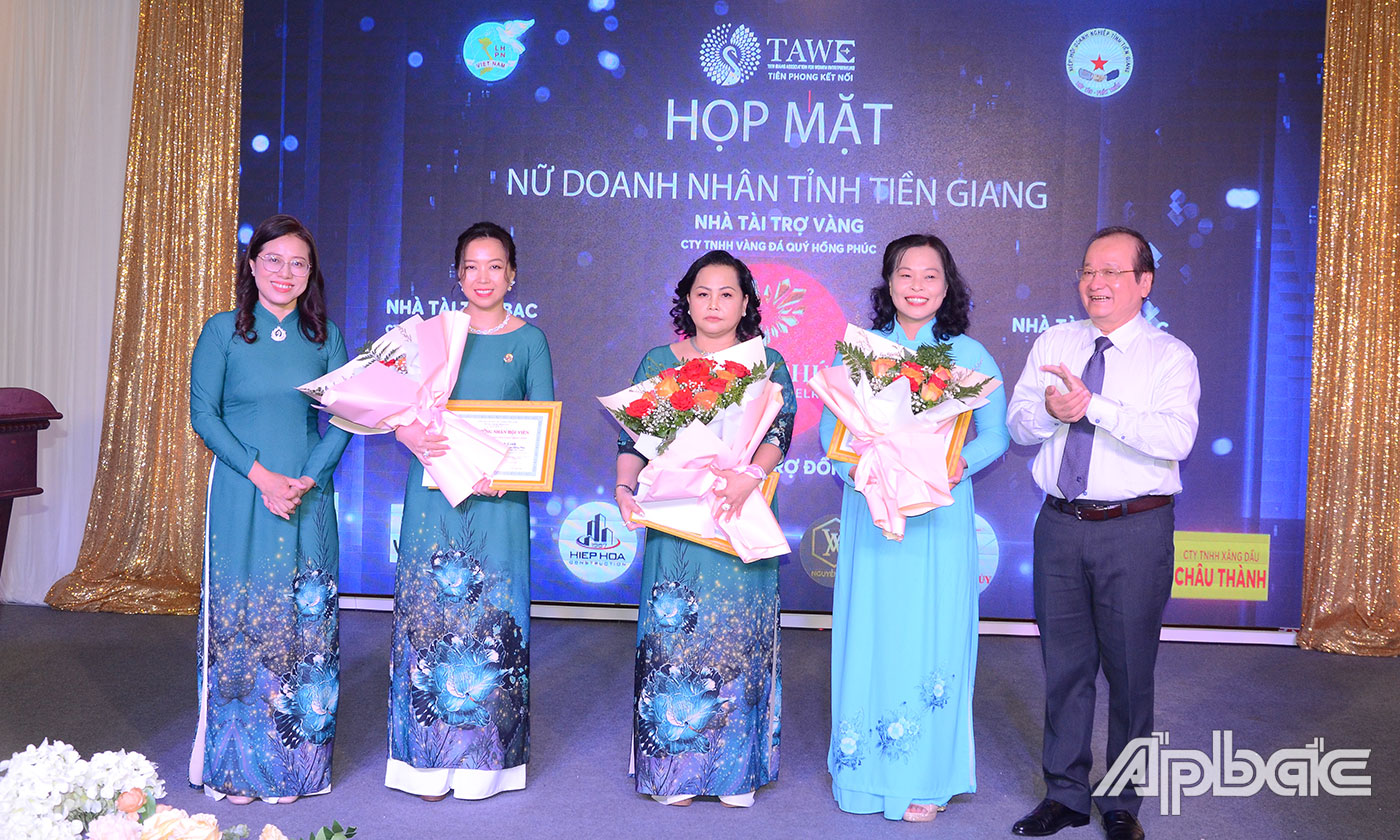 Kết nạp hội viên mới.