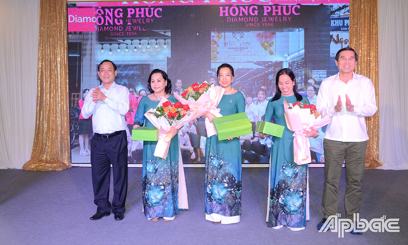 Lãnh đạo tỉnh tặng quà cho các nhà tài trợ buổi họp mặt.