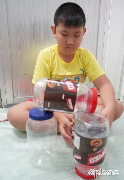 Em Lương Toán với mô hình sản phẩm của mình.