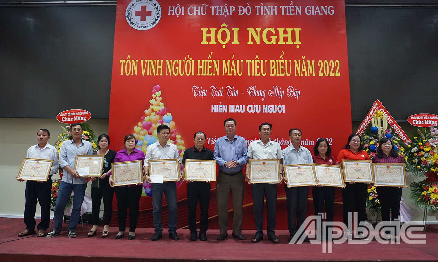 Hội CTĐ huyện Chợ Gạo (thứ 2 từ phải sang) nhận Bằng khen của Chủ tịch UBND tỉnh Tiền Giang vì có thành tích xuất sắc trong phong trào HMTN năm 2022.