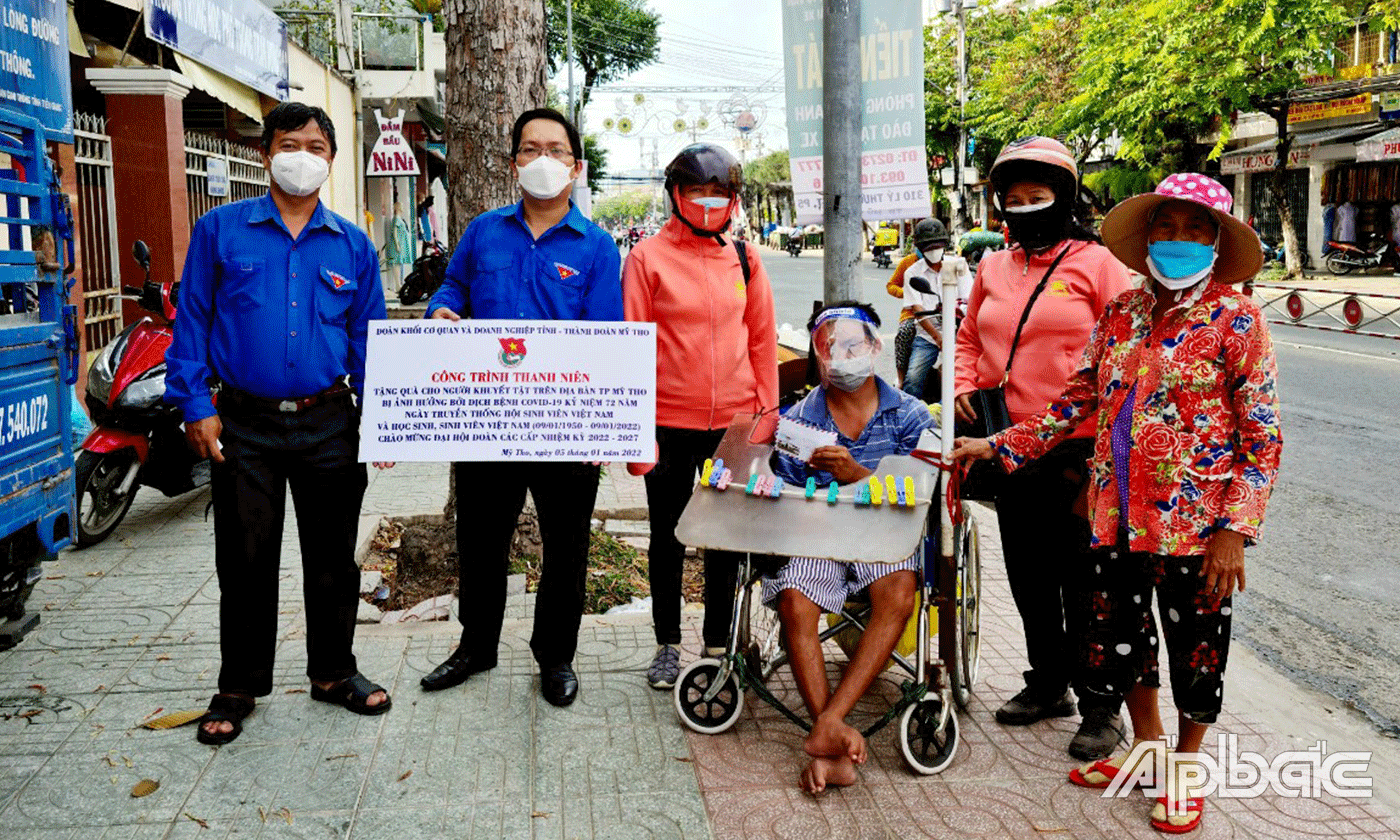 Trao quà cho người khuyết tật.