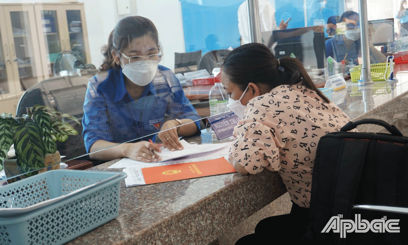 Đẩy mạnh tư vấn thủ tục hành chính cho người dân.