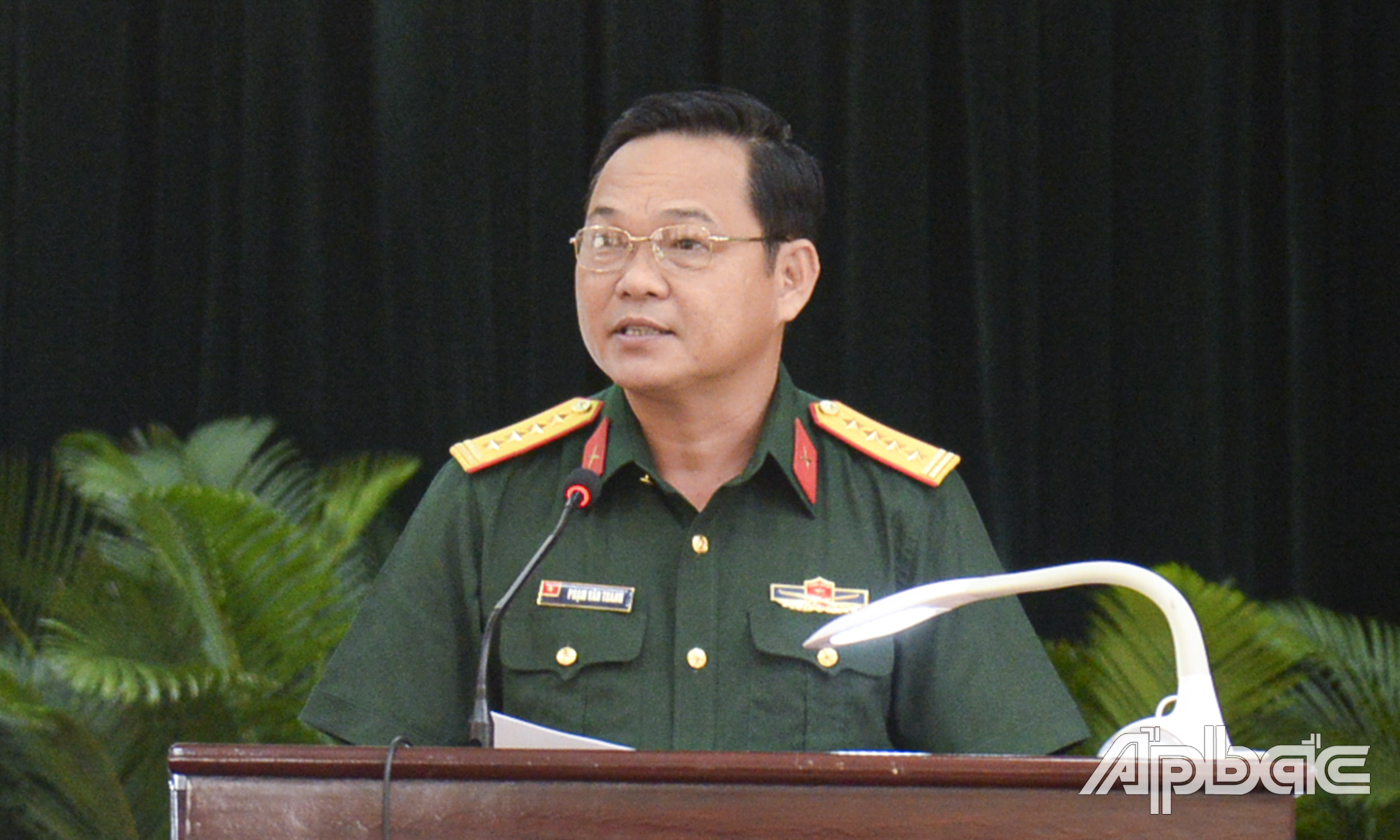Đại tá Phạm Văn Thanh, Ủy viên Ban Thường vụ Tỉnh ủy, Chỉ huy trưởng Bộ Chỉ huy Quân sự tỉnh, Phó Chủ tịch Thường trực Hội đồng Nghĩa vụ Quân sự tỉnh phát biểu tại hội nghị.