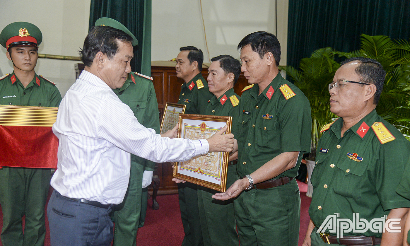 Đồng chí Nguyễn Văn Vĩnh trao Bằng khen UBND tỉnh cho các tập thể, cá nhân có thành tích xuất sắc.