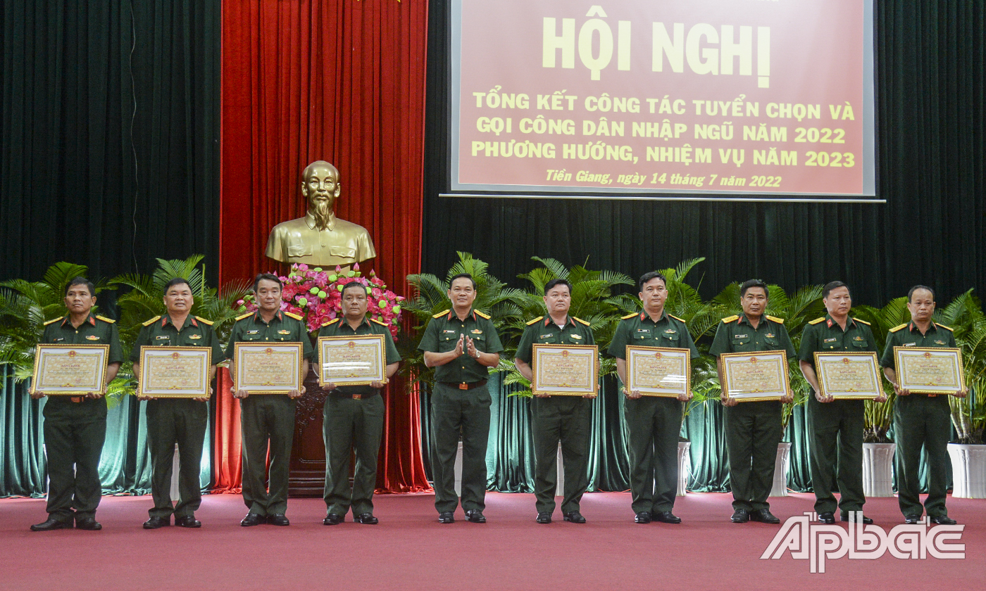 Đại tá Phạm Văn Thanh trao Bằng khen UBND tỉnh Tiền Giang cho các cá nhân có thành tích xuất sắc.