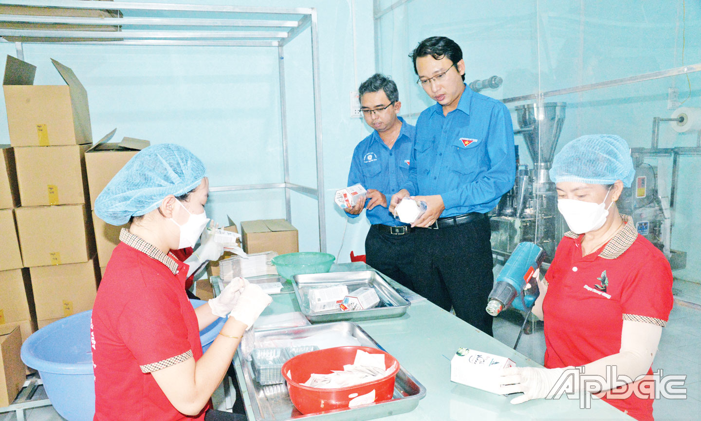  Quốc Hùng (thứ 3 từ phải qua) giới thiệu với Bí thư Thành đoàn Đặng Hữu Lộc về sản phẩm mới của cơ sở.