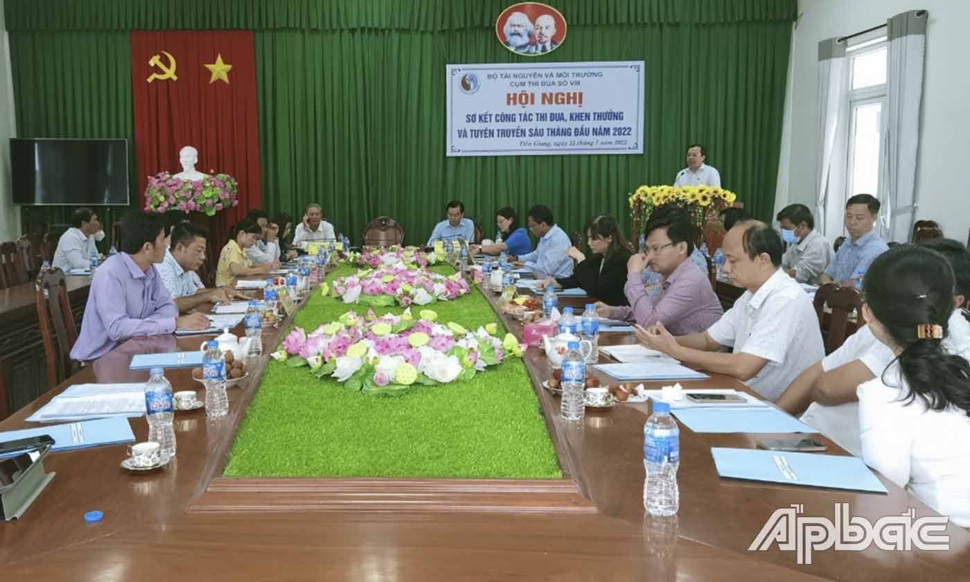 Các đại biểu làm việc tại Hội nghị.
