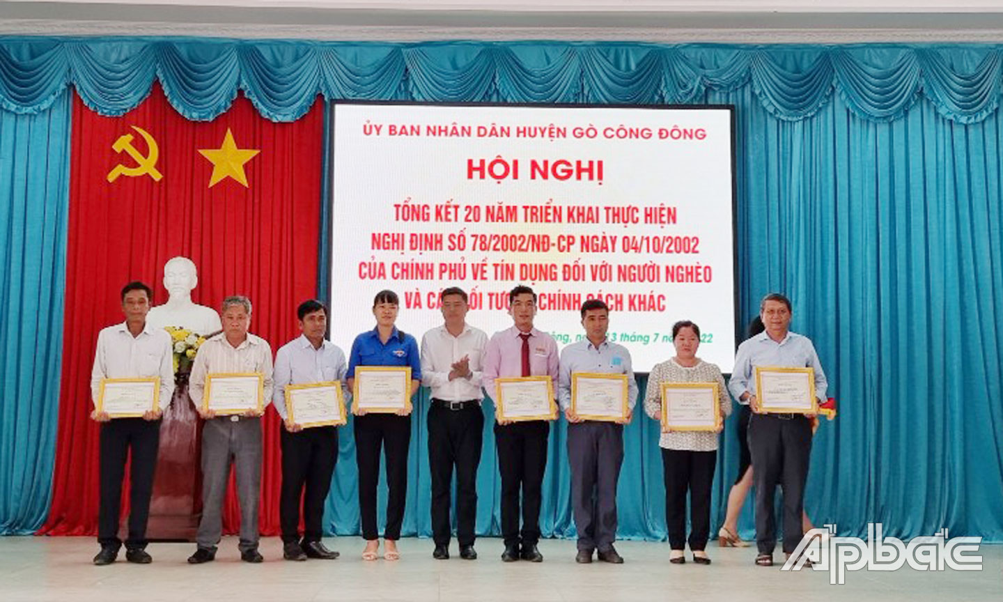 Ông Nguyễn Quang Minh, Bí thư Tỉnh đoàn Tiền Giang, thành viên Ban đại diện HĐQT Ngân hàng chính sách xã hội tỉnh tặng khen của Tổng Giám đốc NHCSXH Việt Nam cho các tập thể và cá nhân.