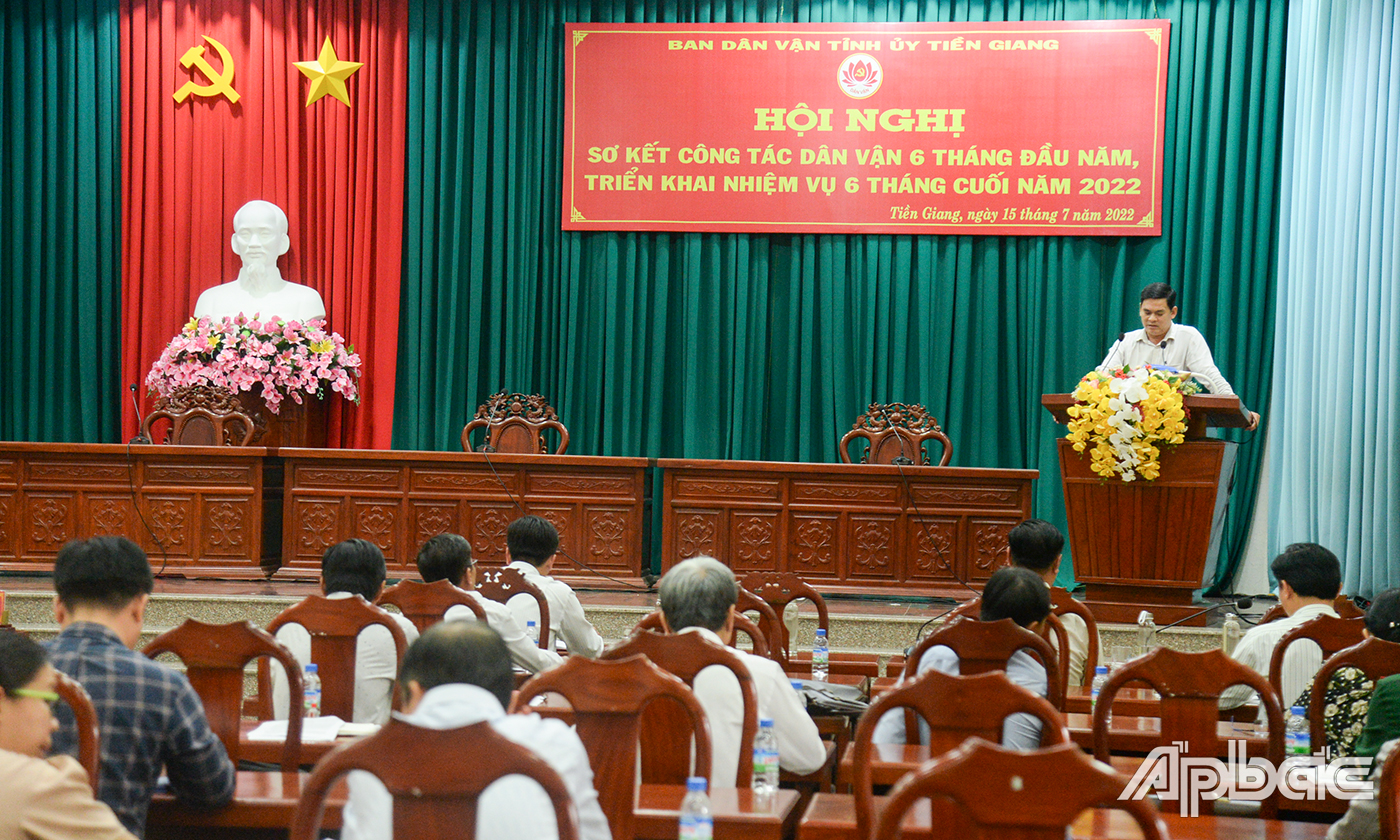 Đại biểu phát biểu ý kiến tại hội nghị.