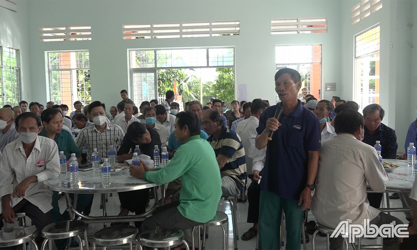 Người dân phát biểu ý kiến tại diễn đàn