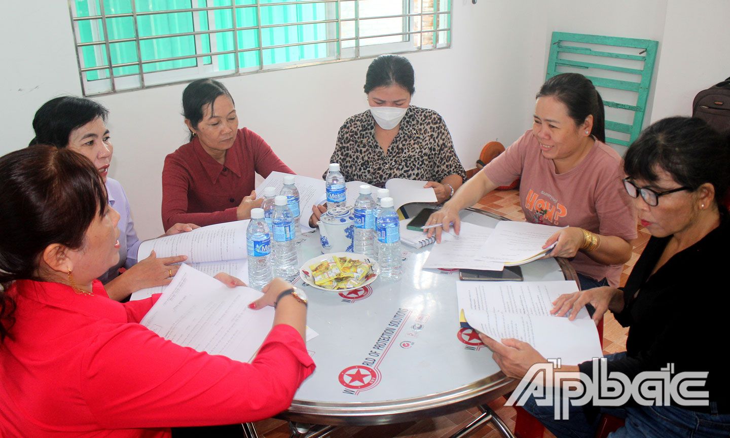 Học viên cùng nhau nghiên cứu lý thuyết kỹ thuật nấu ăn.