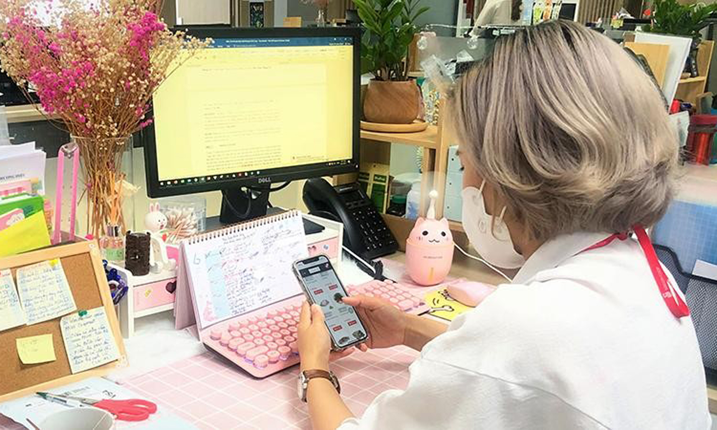 Người tiêu dùng nên cân nhắc kỹ trước khi mua các sản phẩm được bán trực tuyến. (Ảnh THANH TÂN)