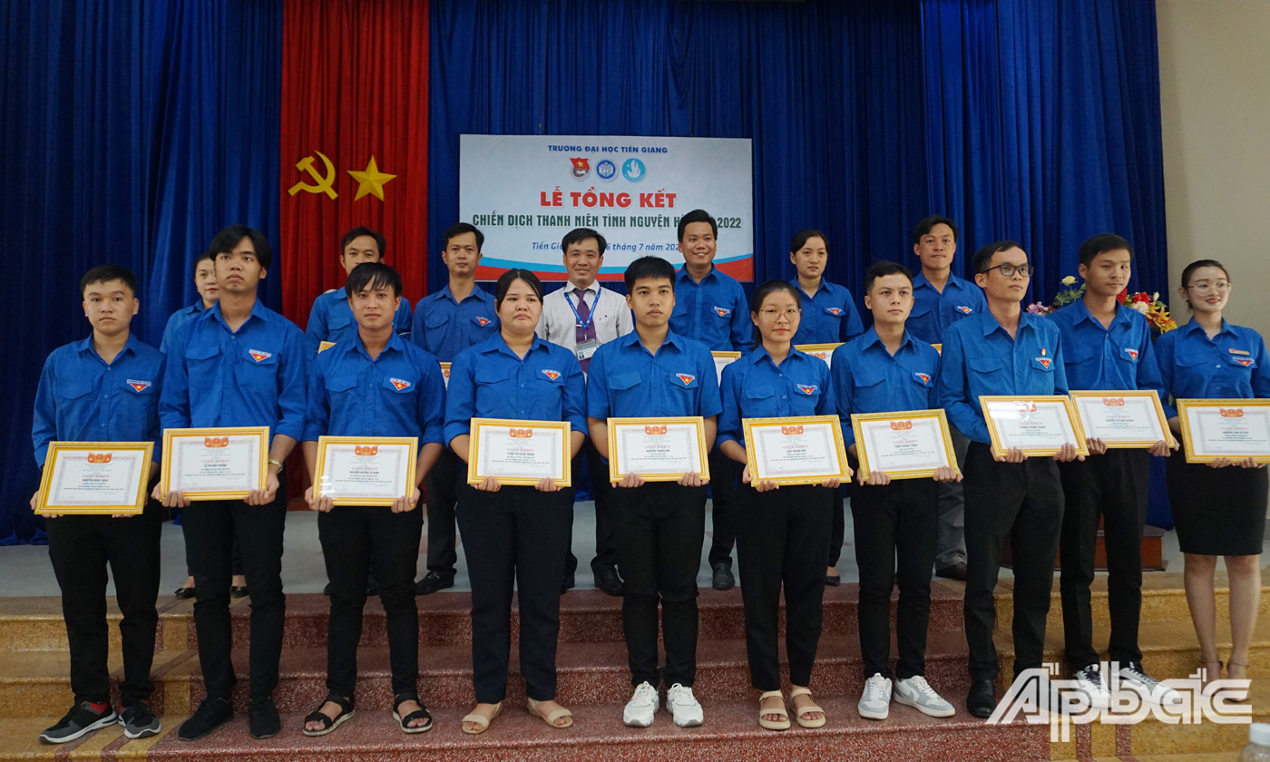 Thầy Nguyễn Hoàng Vũ, Phó Hiệu Trưởng, Chỉ huy Chiến dịch TNTN hè Trường Đại học Tiền Giang năm 2022 trao Giấy khen của Hiệu Trưởng cho các tình nguyện viên có thành tích xuất sắc trong Chiến dịch TNTN hè Trường ĐHTG năm 2022 