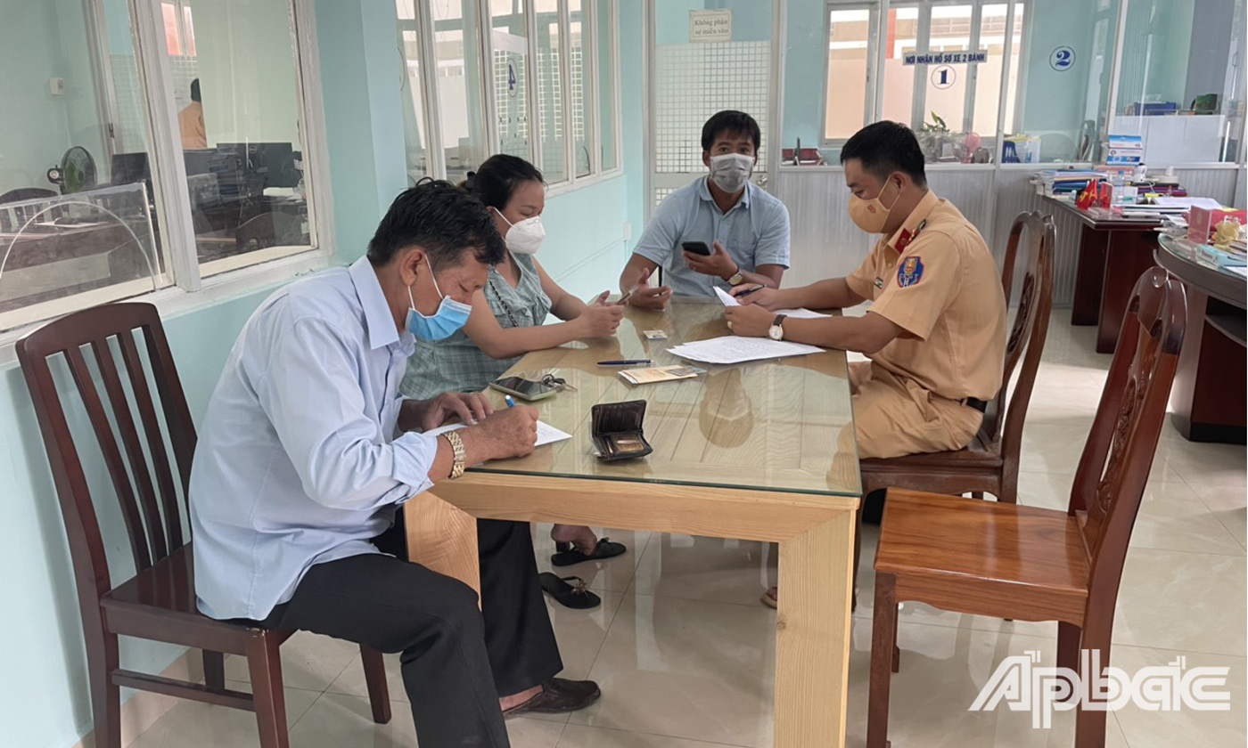 Phòng CSGT tiến hành lập biên bản.