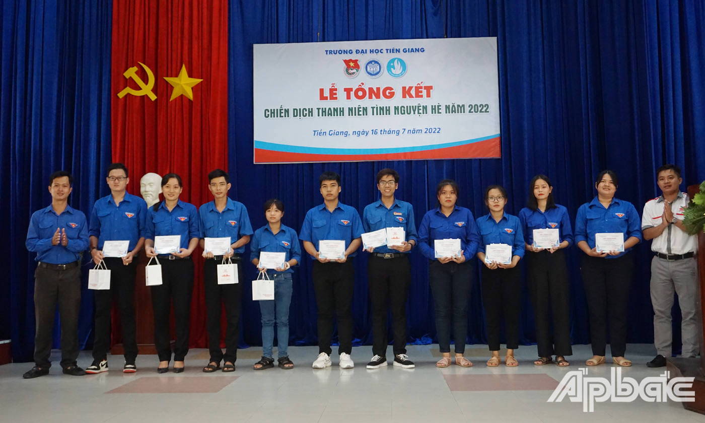 Một số hình ảnh trao Giấy chứng nhận và Giấy khen cho các tình nguyện viên