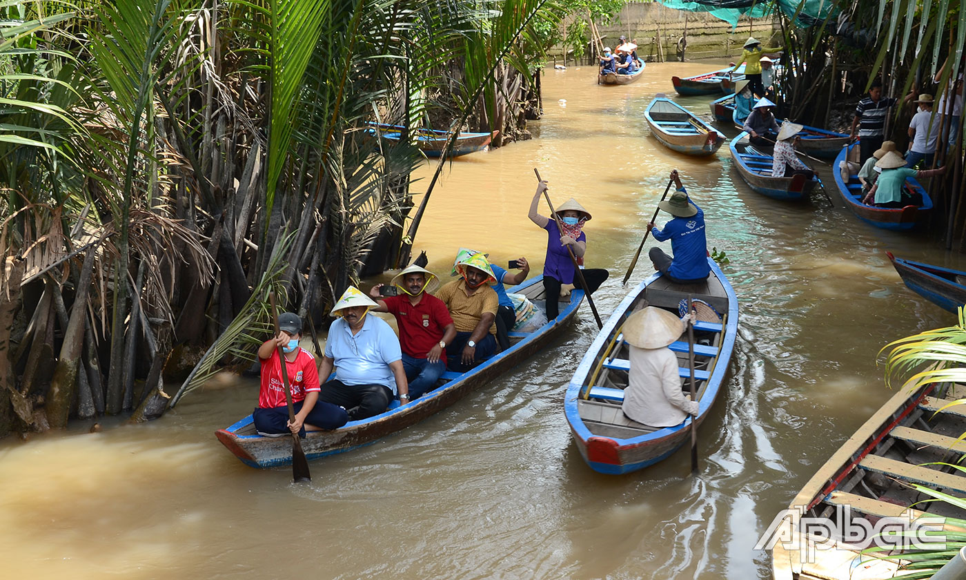 Trải nghiệm đi đò chèo.
