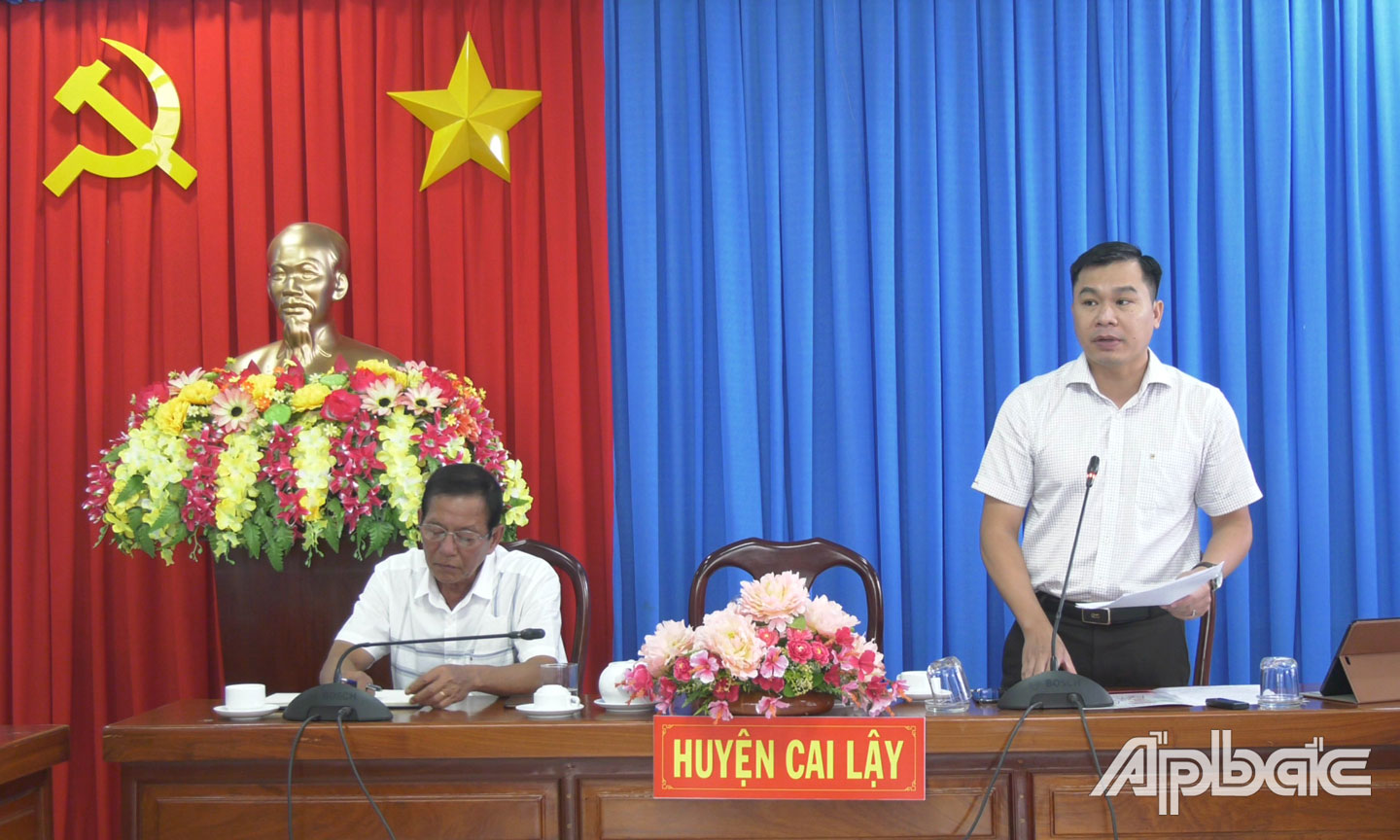  Ông Trần Quốc Bình, Chủ tịch UBND huyện Cai Lậy phát biểu chỉ đạo cuộc họp.