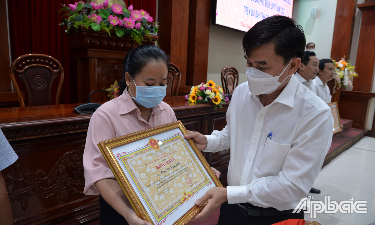 Khen thưởng các cá nhân có thành tích xuất sắc trong công tác phát triển người tham gia BHYT, BHXH năm 2021.
