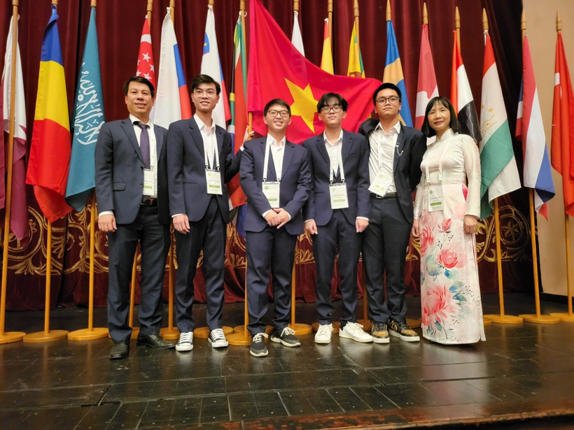 Đoàn học sinh Việt Nam tham dự IBO 2022.