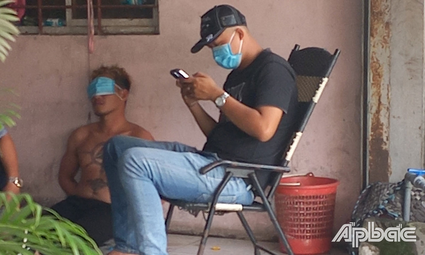 Nghi phạm gây ra vụ cướp tại cây xăng (bên trái).