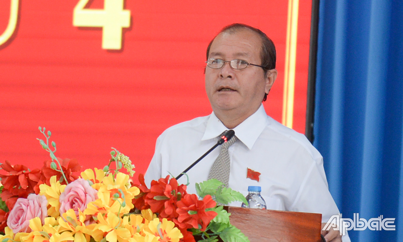 Chủ tịch UBND TX. Cai Lậy Trần Văn Thức làm rõ các vấn đề đại biểu, cử tri thị xã quan tâm kiến nghị.