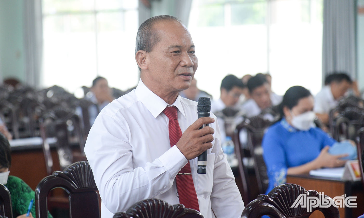 Đại biểu đặt câu hỏi chất vấn.
