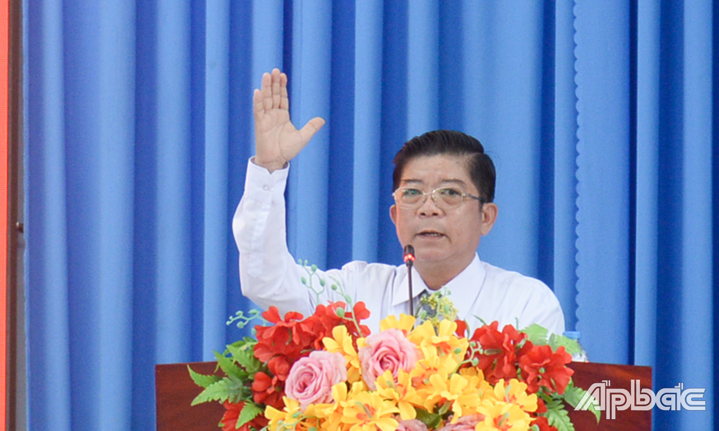  Đồng chí Lê Văn Vũ, Phó Chủ tịch HĐND TX. Cai Lậy điều hành thông qua các Nghị quyết trình tại kỳ họp.