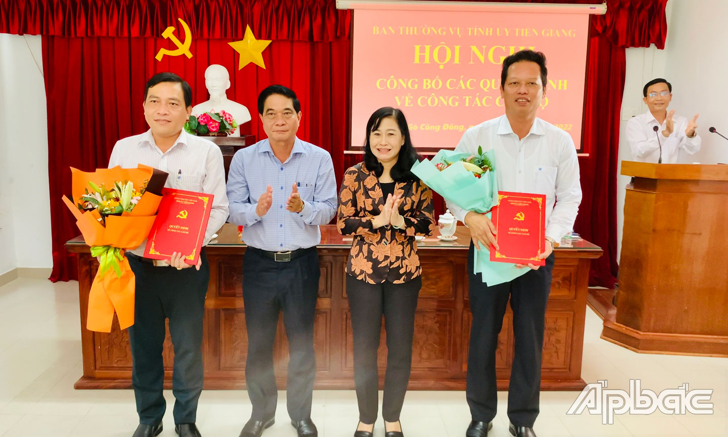 Đồng chí Nguyễn Văn Nhã và đồng chí Châu Thị Mỹ Phương trao Quyết định, tặng hoa chúc mừng đồng chí Nguyễn Thành Diệu (bìa phài) và đồng chí Ngô Huỳnh Quang Thái (bìa trái).