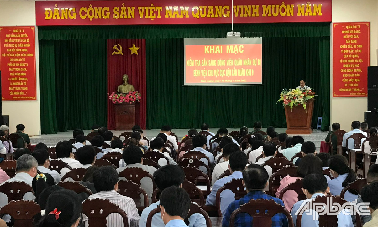 Ông Nguyễn Thanh Linh phát biểu động viên quân nhân dự bị bệnh viện khu vực hậu cần Quân khu 9 năm 2022.
