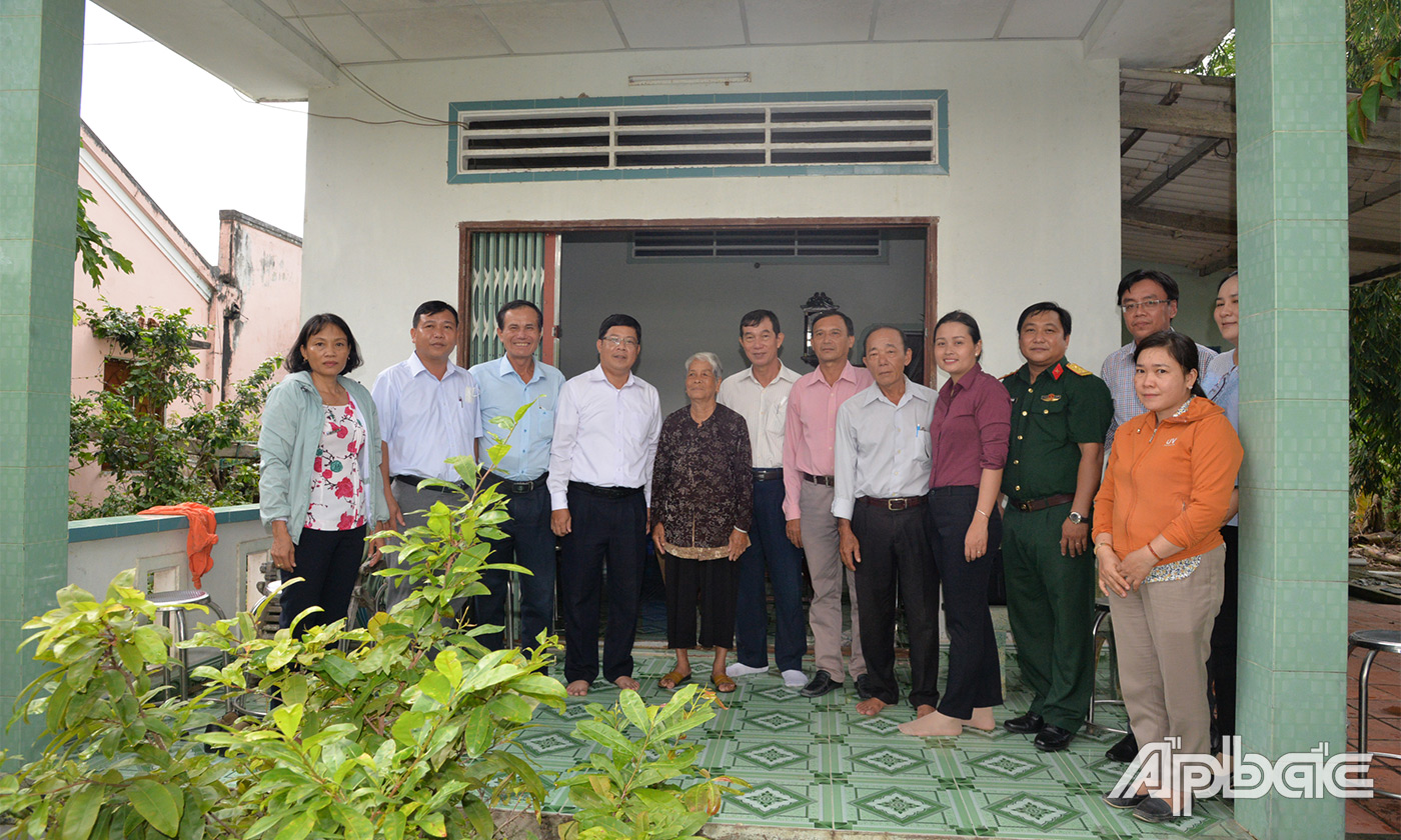 Đoàn công tác chụp hình lưu niệm với gia đình