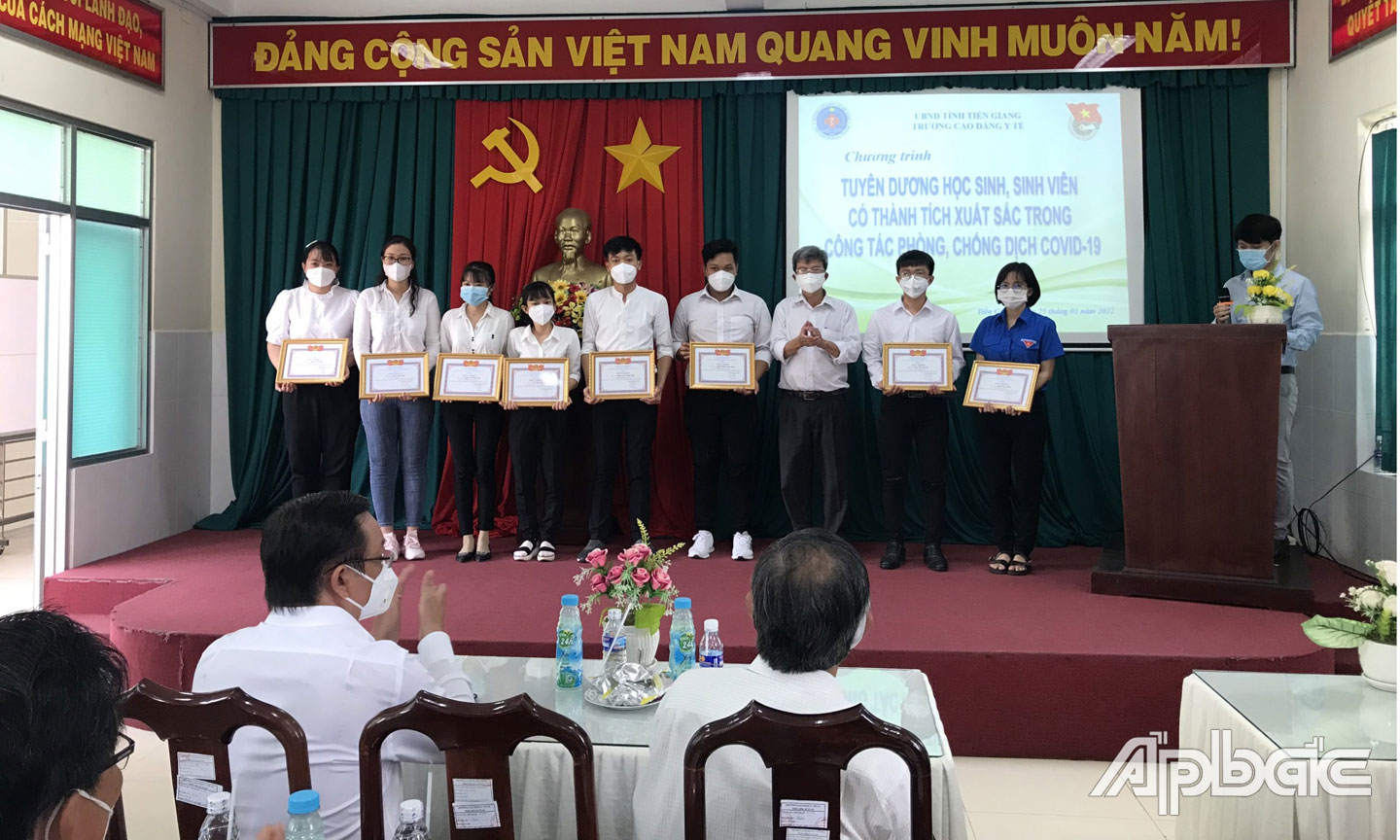 Sinh viên Mỹ Yến (thứ 4 từ trái sang) nhận Giấy khen của Hiệu trưởng Trường Cao đẳng Y tế Tiền Giang vì đã hoàn thành xuất sắc trong công tác hỗ trợ phòng, chống dịch Covid-19.