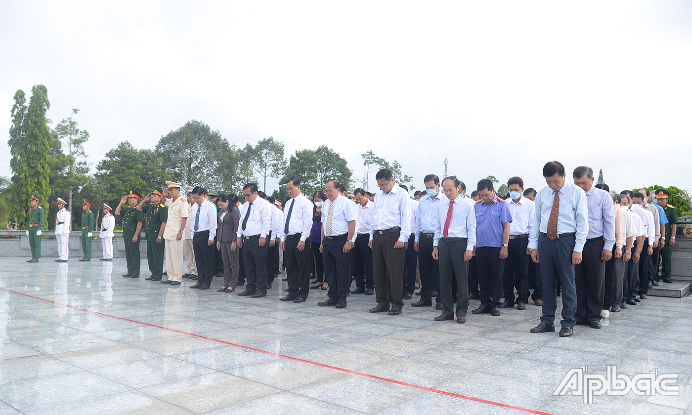 Đoàn dành 1 phút mặc niệm tưởng nhớ công ơn các Anh hùng Liệt sĩ.