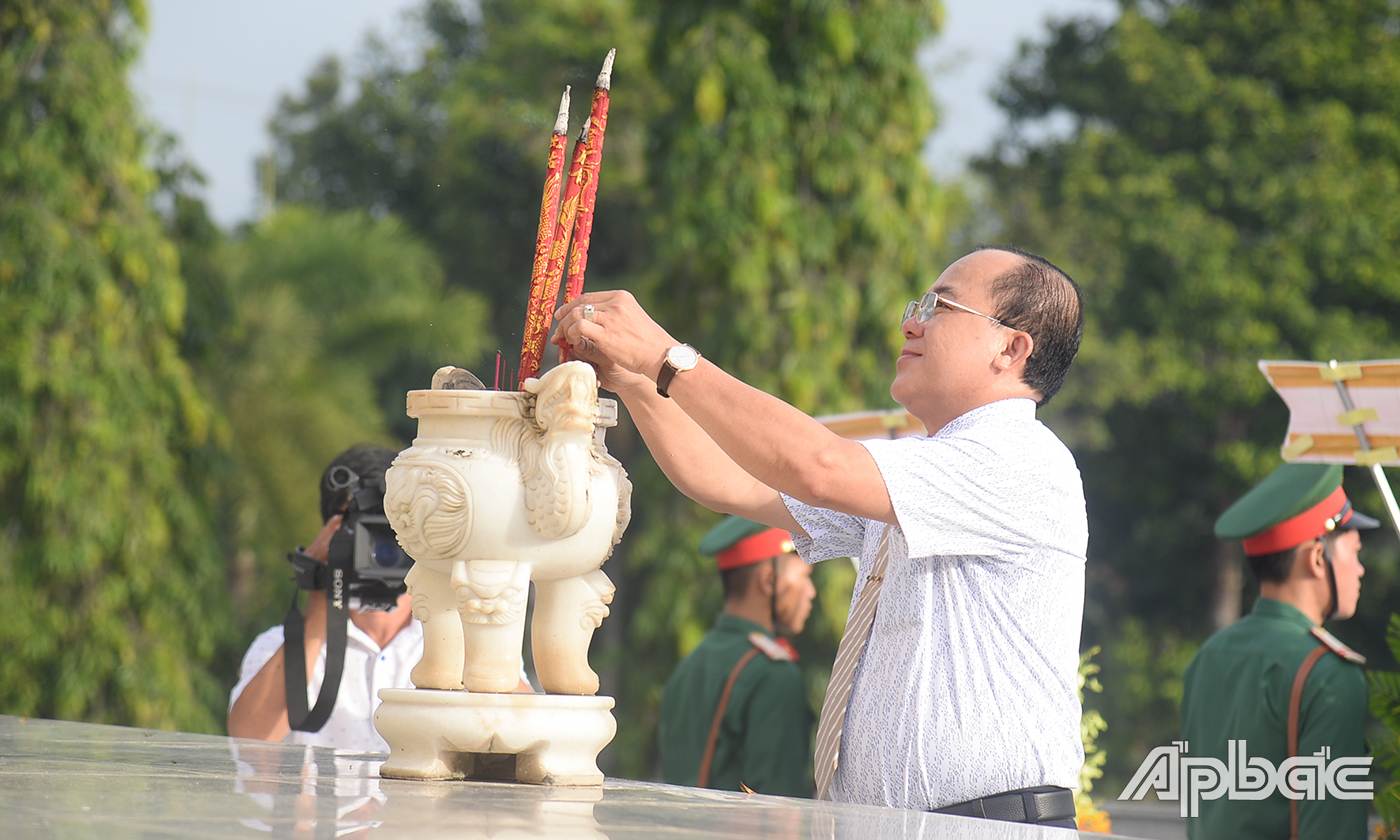 Đòng chí Nguyễn Trí Trung thắp hương viếng Nghĩa trang Liệt sĩ tỉnh.