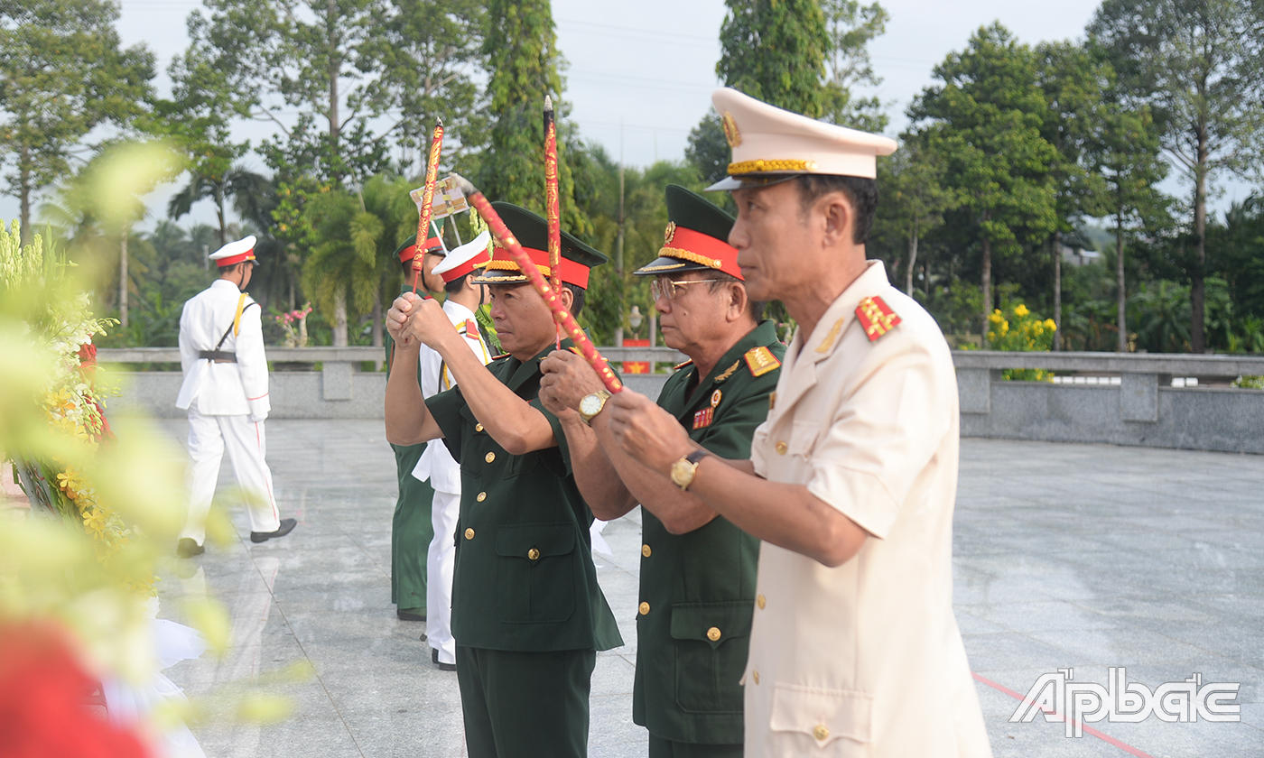 Đoàn Lực lượng vũ trang tỉnh viếng Nghĩa trang Liệt sĩ tỉnh.