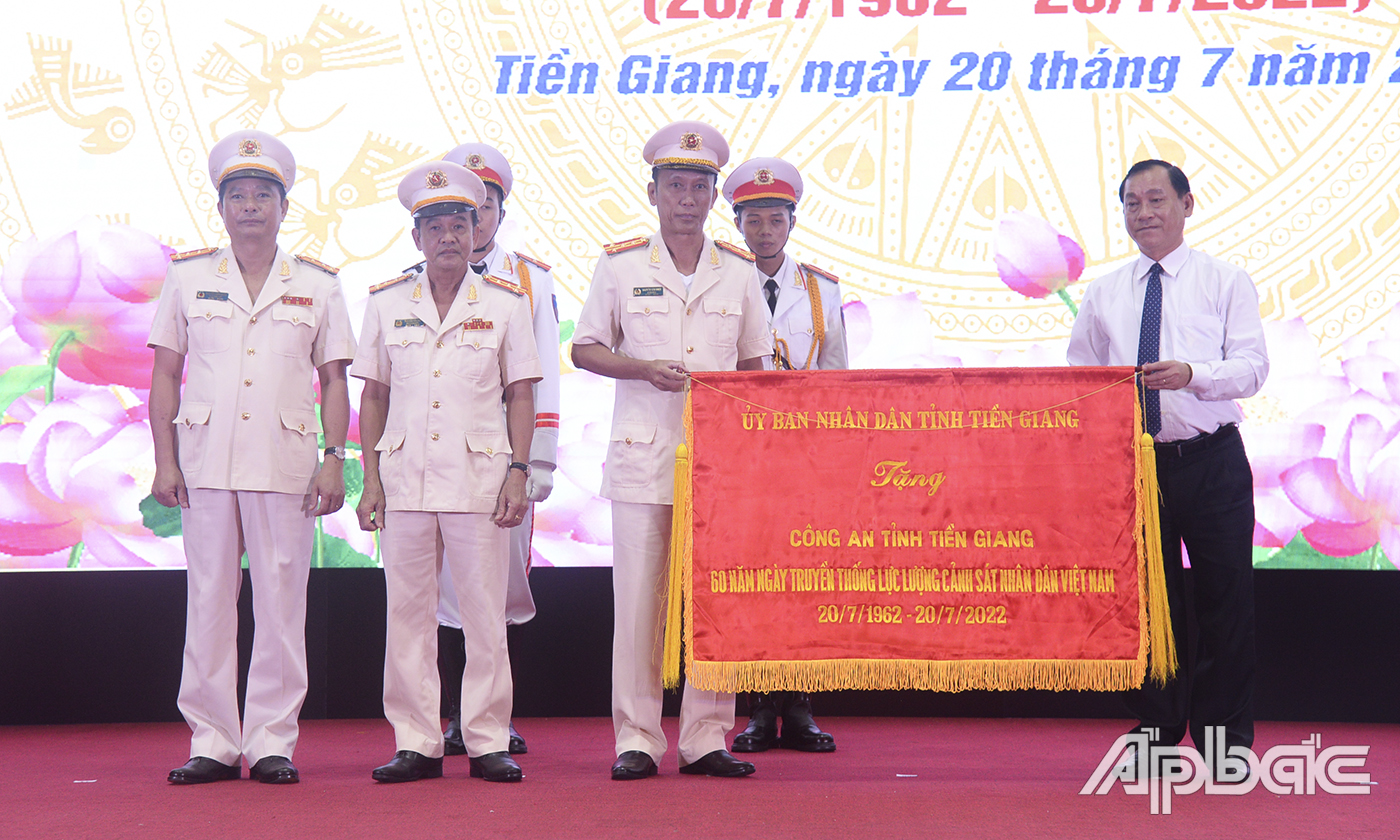 Phó Bí thư Tỉnh ủy, Chủ tịch UBND tỉnh Tiền Giang tặng bức trướng chúc mừng lực lượng Cảnh sát nhân dân tỉnh Tiền Giang.