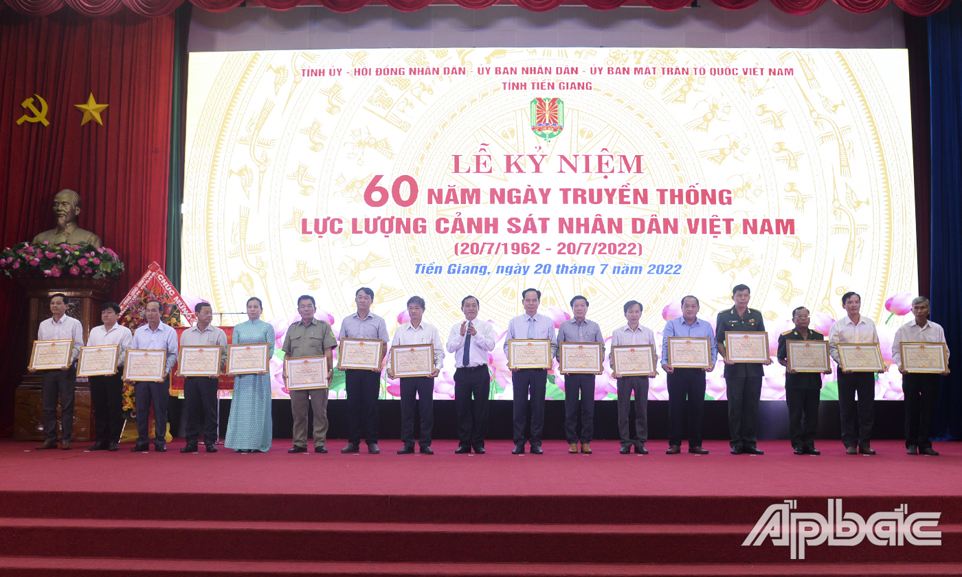 Đồng chí Nguyễn Văn Vĩnh trao Bằng khen UBND tỉnh cho các tập thể ó thành tích uất sắc.