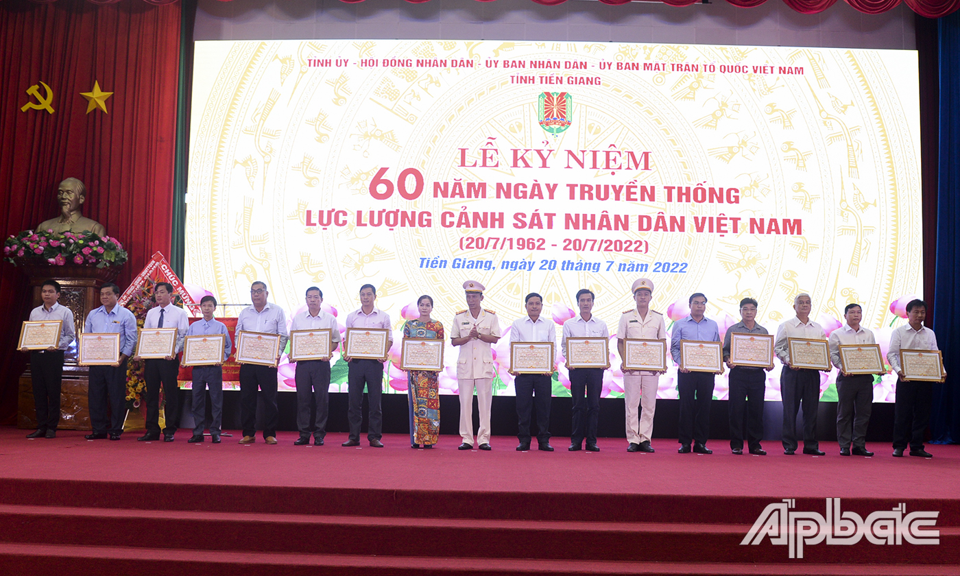 Đại tá Nguyễn Văn Nhựt, Ủy viên Ban Thường vụ Tỉnh ủy, Giám đốc Công an tỉnh trao Bằng khen UBND tỉnh cho các tập thể có thành tích xuất sắc.