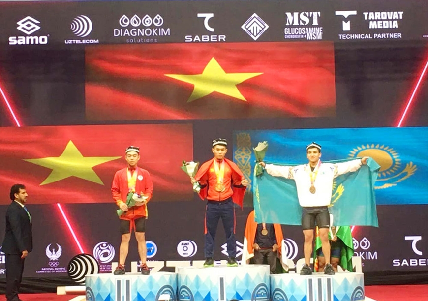 Lực sĩ K’Dương (giữa) trên bục nhận thưởng. Ảnh: AWF 