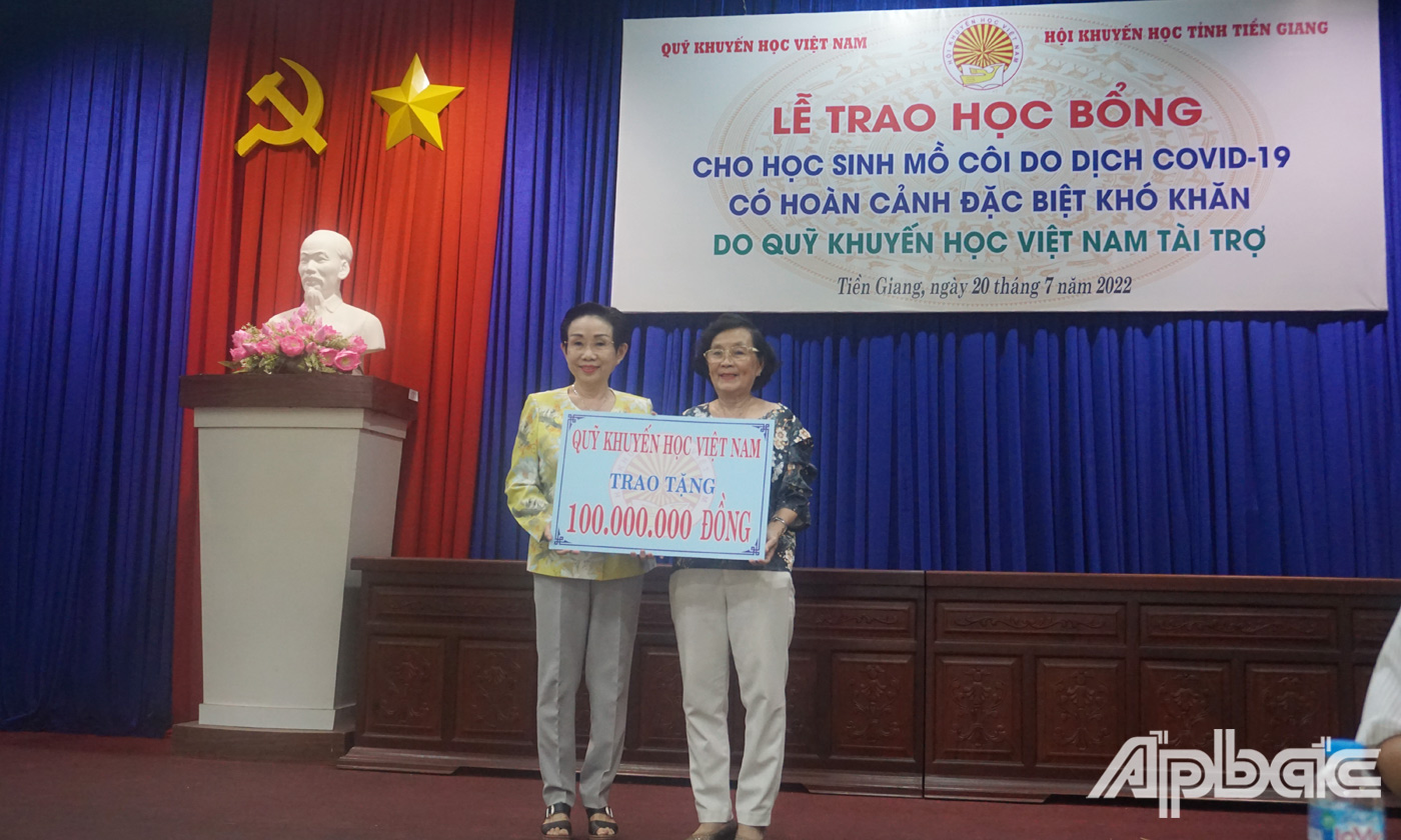 Nhà giáo ưu tú Trương Thị Hiền trao bảng tượng trưng trị giá 100 triệu đồng của Quỹ Khuyến học Việt Nam tặng học sinh mồ côi tỉnh Tiền Giang.